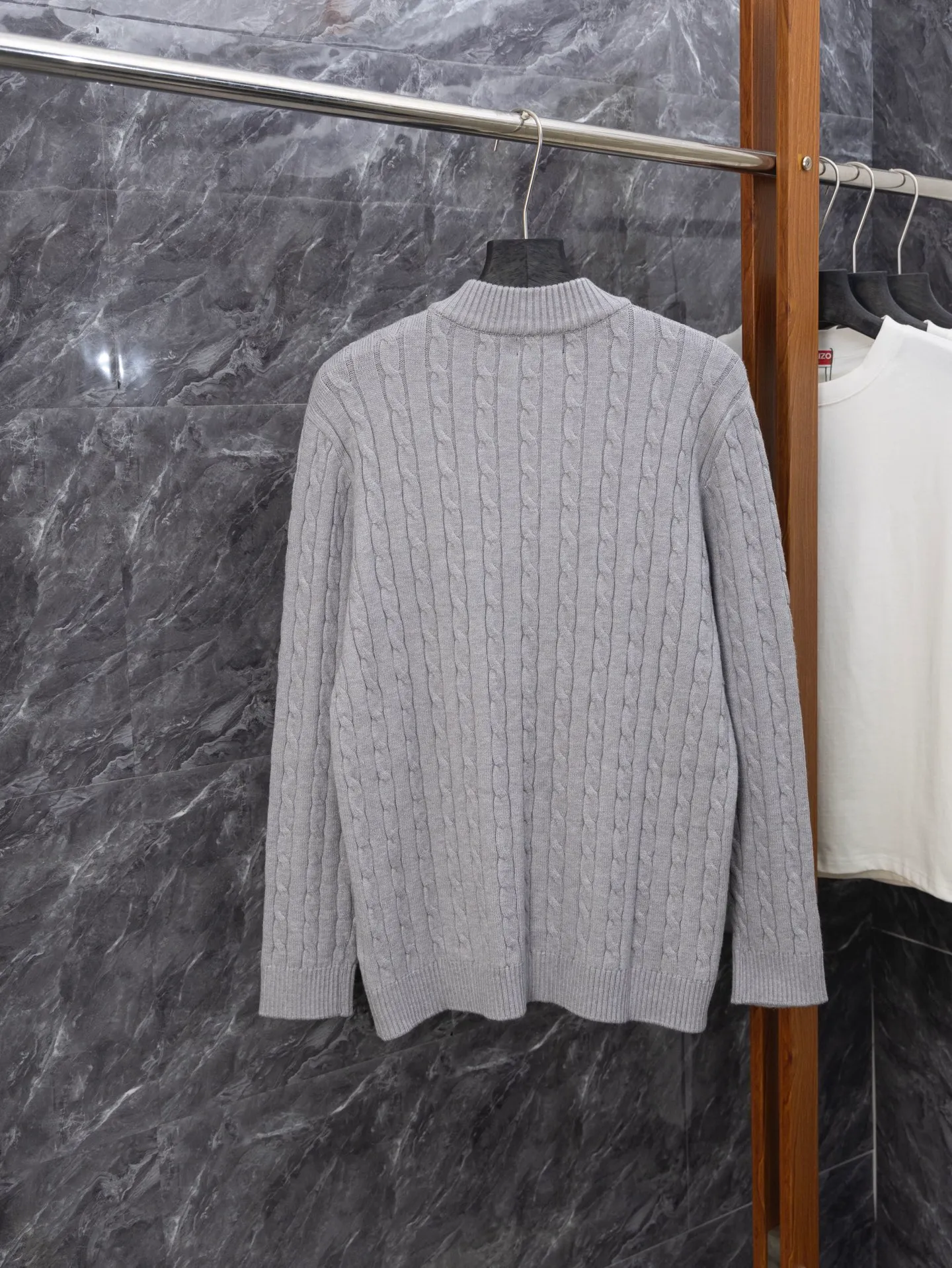 P230 Model No. J0132 Ralph Lauren classic pony embroidered stand-collar knitted sweater. Made of 400 cotton gauze fabric with clear lines. Original order customization 1:1 smooth and delicate lines. Better hand feel. Not easy to deform, not easy to shrink, not easy to fade. Maintains long-lasting beauty. Color Gray Black Size S-XL